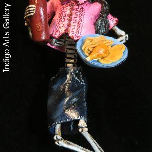 Calavera with dinner - Retablo figure