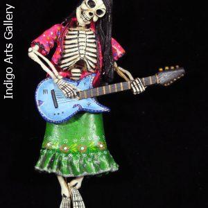 La Calavera Rocker - retablo figure